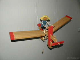 DŘEVĚNÉ LÉTAJÍCÍ LETADLO S HOLKOU