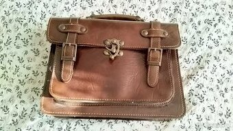 Dámská hnědá kožená kabelka typu kufřík