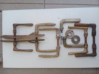 Mosazné kliky dveří