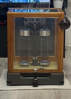 Staré laboratorní váhy meopta včetně světla