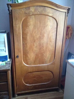 Starožitná skříň dřevěná