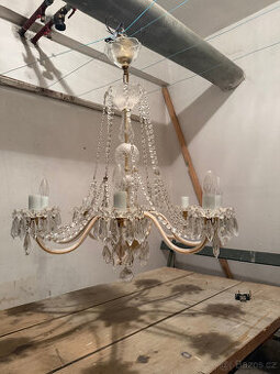 skleněný osmiramenný lustr