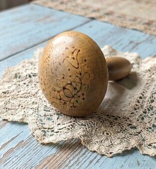 Starožitný dřevěný hřibek (1934)