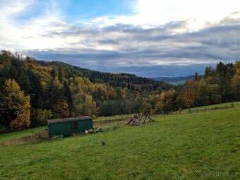 Ubytování zdarma v chatě maringotce, jen za výpomoc