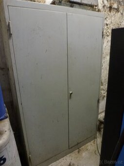 velká plechová skříň