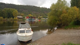 KAJUTOVÁ LOĎ- SLEVA, ZDARMA WC,SCHODY, KAP.KŘESLO