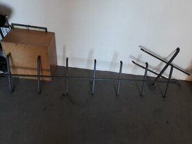 Funkcionalistická  mříž na vstupní dveře a na malé okno