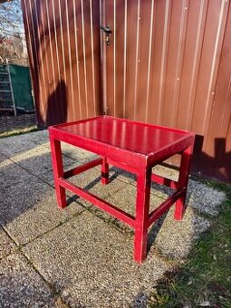 Červený stolek masiv