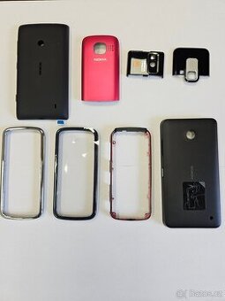 Hromádka originálních krytů pro telefony Nokia