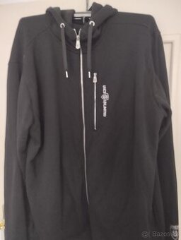 Prodám mikinu UNCS 3 nošené jak nová. Velikost 6 xxl .