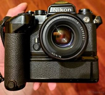 Nikon FE + MF 50/1.8 AI + grip a blesk