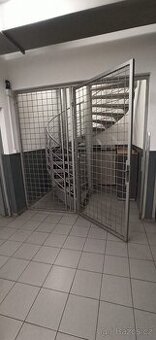 PRODÁM MŘÍŽ STŘÍBR. JEKL velikost do otvoru 2 400 x 2400 -