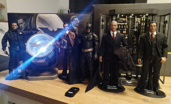 Dark Knight/Batman set Hot toys Armory+Bat signal