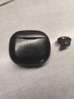 Prodám dokovací krabičku k BT sluchátkám JBL