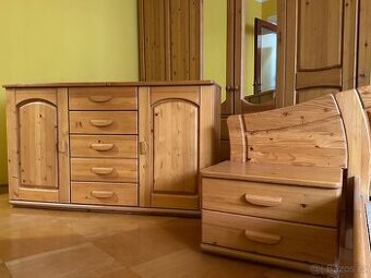 Celomasivní borovicová ložnice