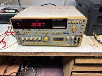 Frekvenční čítač, multimetr, zdroj, funkční generátor