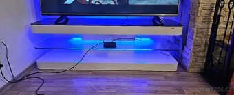 TV stolek osvětlený