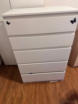 Bílá komoda