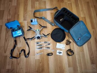 DJI Mini 4 Pro Fly More Combo s přislušenstvím