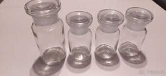 dóza-prachovnice 100ml-čtv.čirá, zabr.víko, sklo