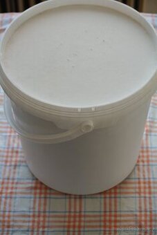 Med v platových potravinářských vědrech - 10ti litrových