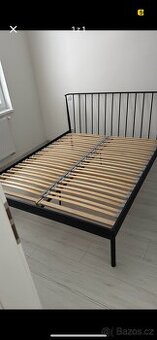 Kovová postel s roštem