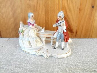 Porcelánová soška s krajkou značená nepoškozená