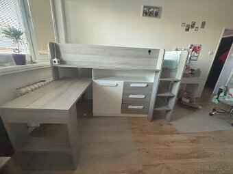 Vyvýšená postel se stolem