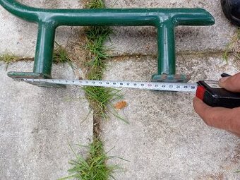 Držák na vyesní štít