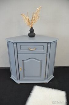 Rohová masivní komoda