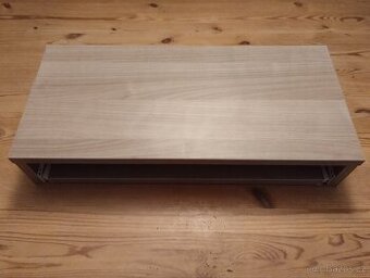 Stolek pod monitor a na klávesnici.