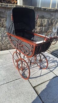 Starožitný kočárek pro panenky