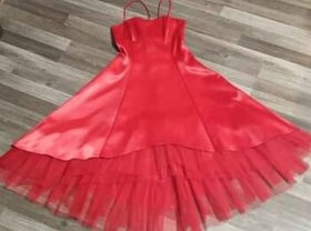 Plesové šaty červený satén se spodničkou