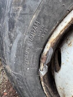 Pneu 215 / 75 R 17,5 - 1