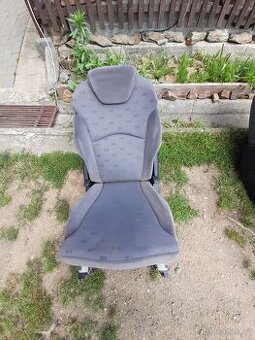 Peugeot 807 sedačky do třetí řady