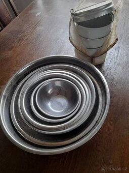 Jídlonosič a misky za kafe