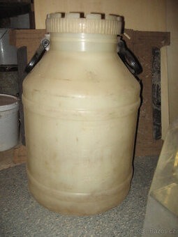 Plastové konve a soudky