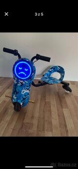 ⚡️ Elektrická dětská tříkolka – modrý maskáč, LED smajlík, n