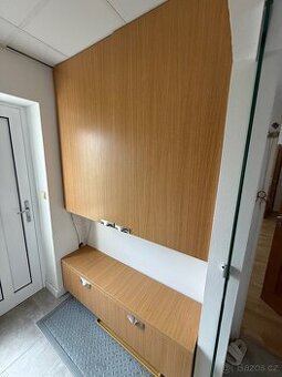 Šatní skříň s botnikem
