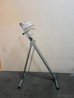 Montazni stojan jizni kola