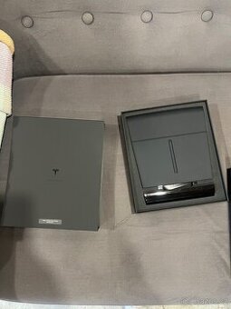 Bezdrátová nabíječka Tesla Model 3.