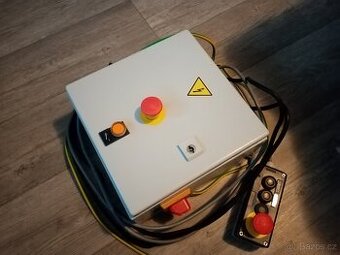 Rozvaděč, zásuvky, ovladače, jističe, kontrolky