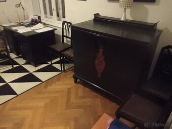 ČERNÝ STAROŽITNÝ NÁBYTEK, POČ.20.STOL. - 1