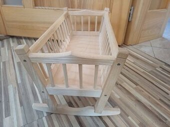 Dřevěná kolébka pro panenku z masivního dřeva
