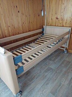 Elektrická polohovaci postel pro seniory