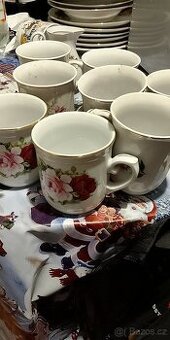 Různé talíře hrnky vázy misky sklo keramika