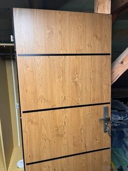 Téměř nepoužité venkovní dveře