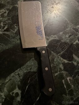 Tesařská sekera rezervace a sekáček na maso