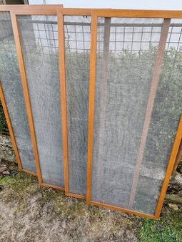 Hnědé hliníkové síťky do oken 51,5x130 cm