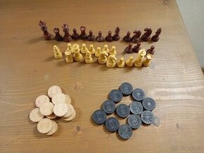 Šachové figurky, dáma, domino - 1